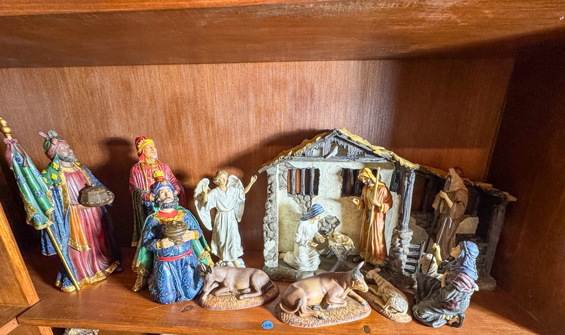LARGE ROMAN NATIVITY SET (1 of 6)