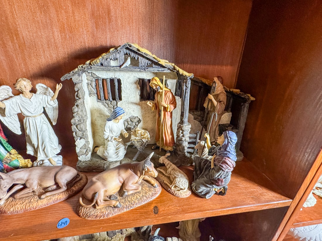 LARGE ROMAN NATIVITY SET - 2
