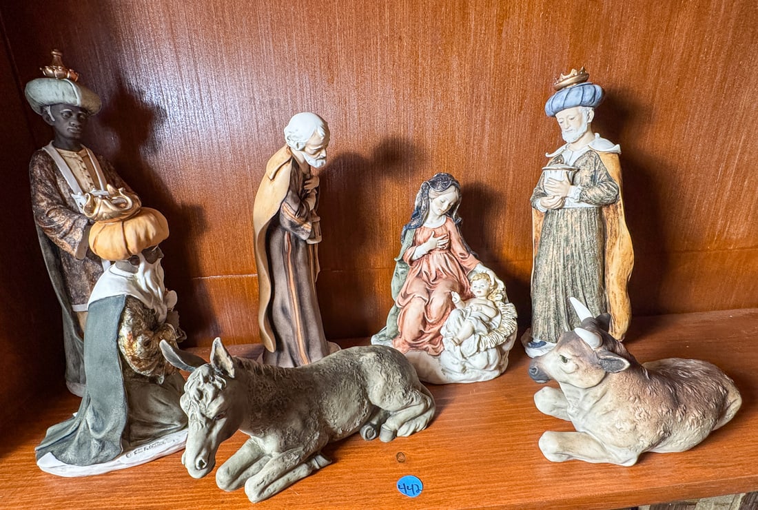 LARGE GIUSEPPI ARMANI NATIVITY SET (1 of 5)