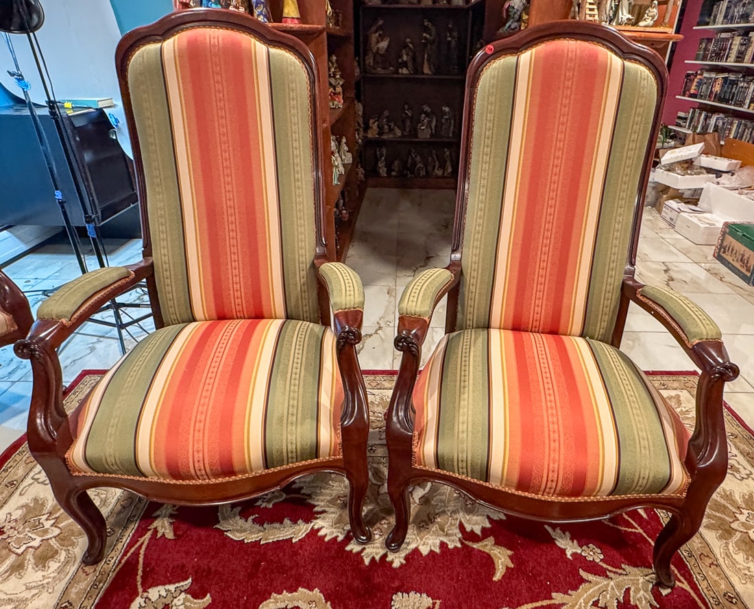 A PAIR OF PRISTINE CUSTOM MAHOGANY ARMCHAIRS: A PAIR OF PRISTINE CUSTOM MAHOGANY ARMCHAIRS