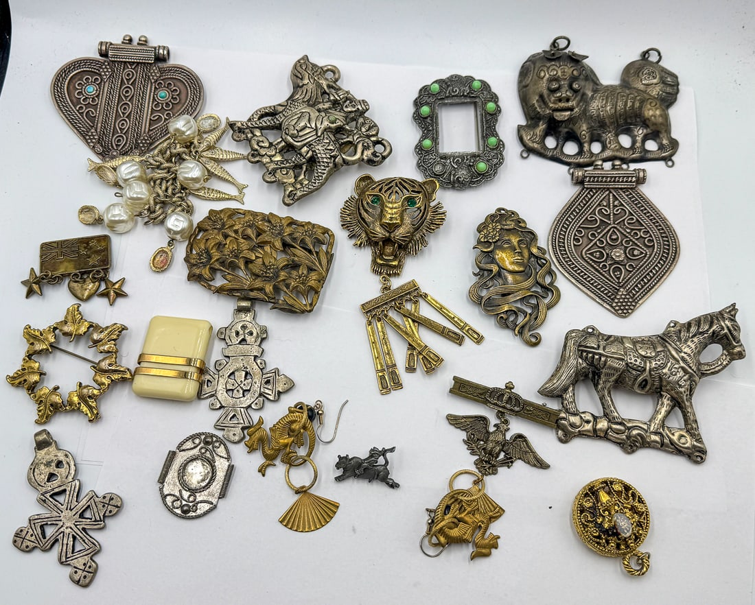 LOT OF VINTAGE PINS, BUCKLES, ETC.: LOT OF VINTAGE PINS, BUCKLES, ETC.