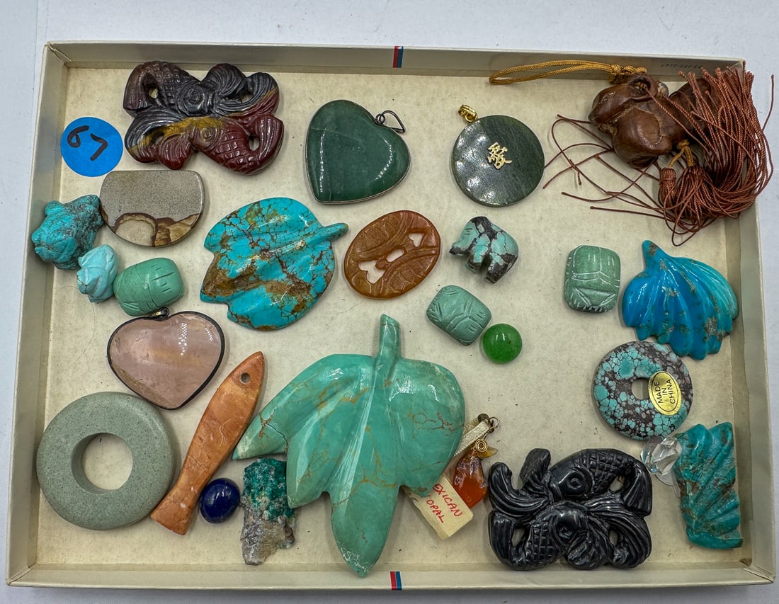 LOT OF CARVED HARDSTONE PENDANTS, ETC.: LOT OF CARVED HARDSTONE PENDANTS, ETC.