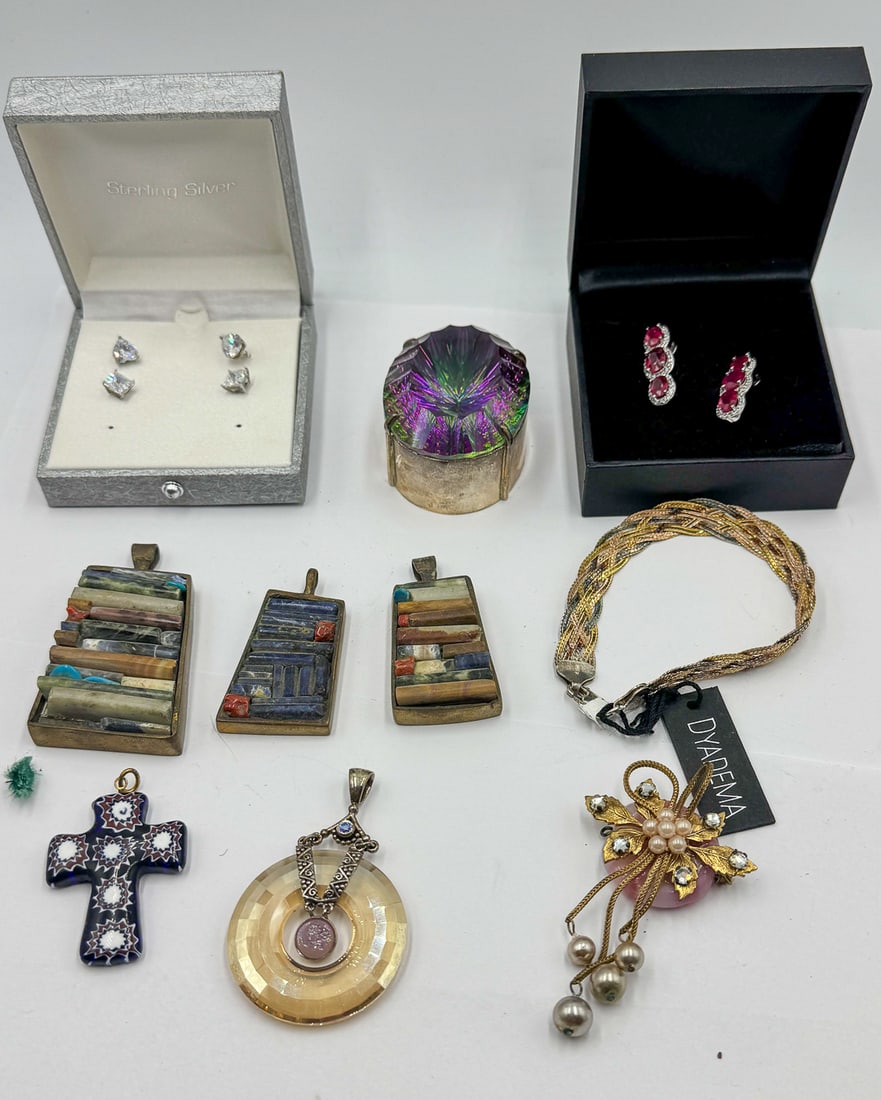 PENDANTS AND PENS (1 of 6)