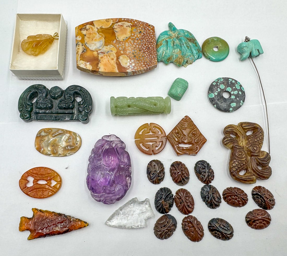 LOT OF CARVED HARDSTONE PIECES INC. JADEITE, JASPER, AMETHYST (1 of 8)