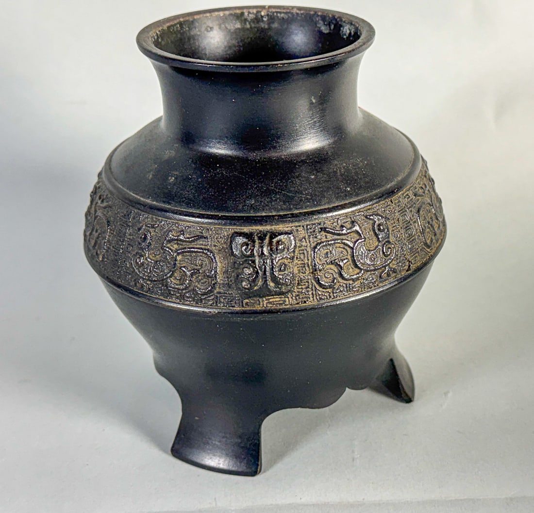 CHINESE BRONZE VASE: CHINESE BRONZE VASE