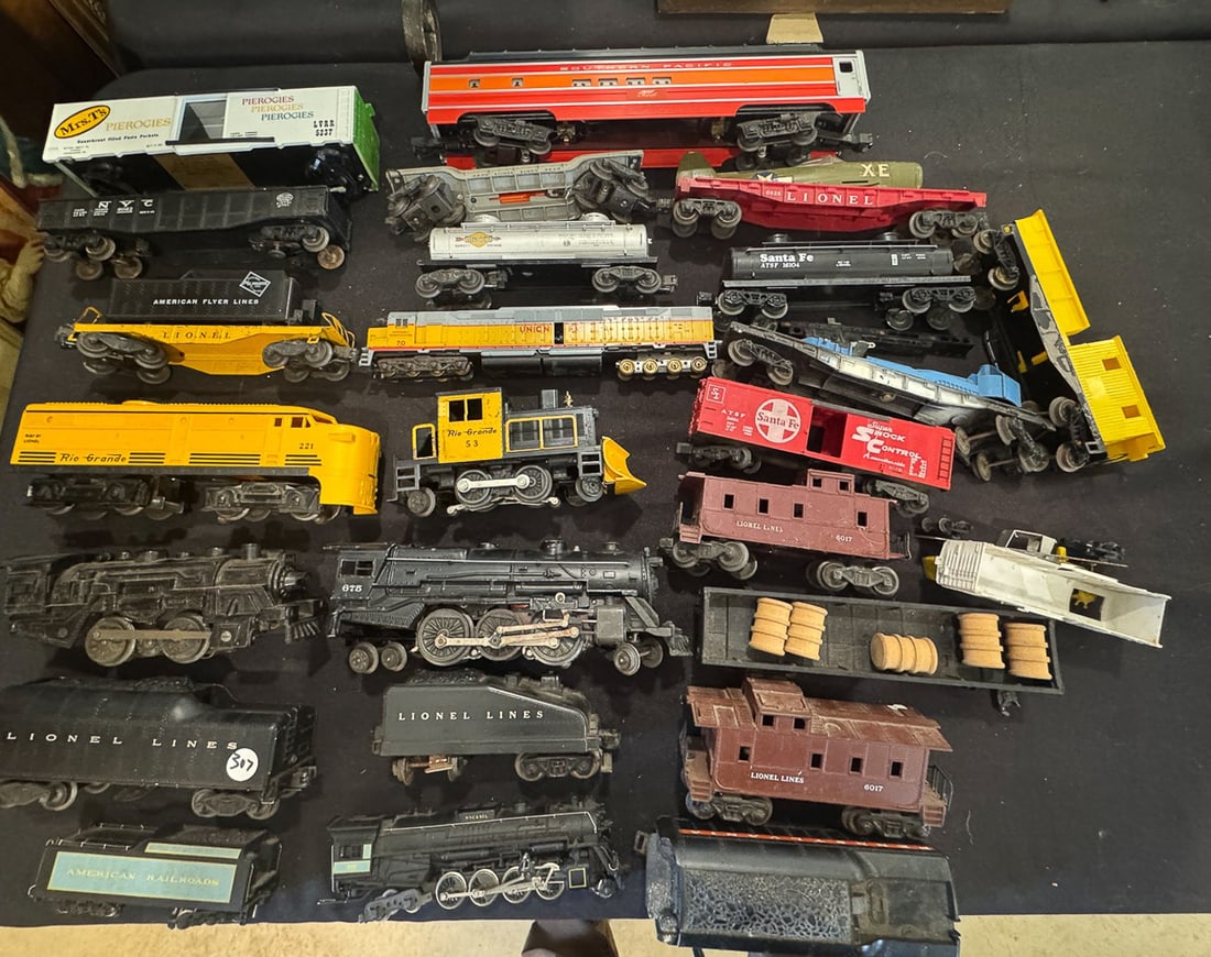 LOT OF LIONEL TRAIN ENGINES AND CARS (1 of 8)