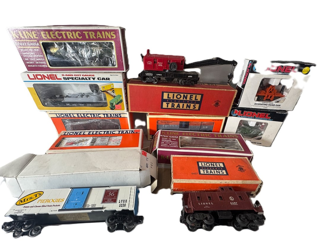 LOT OF BOXED LIONEL TRAIN CARS (1 of 2)