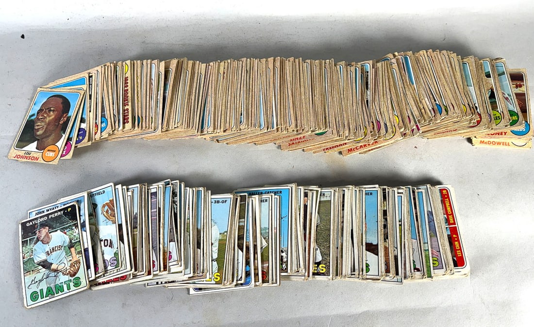 EARLY 1970S TOPPS BASEBALL CARDS (1 of 7)