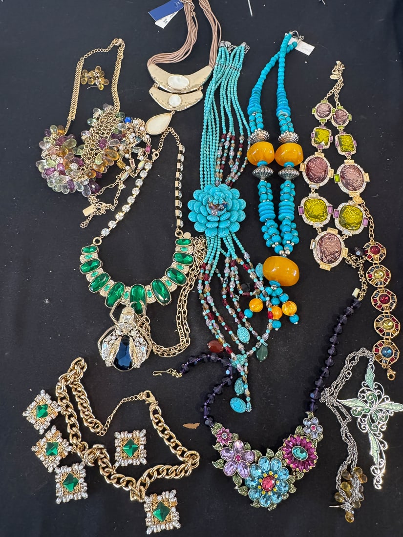 COSTUME JEWELRY LOT (1 of 17)