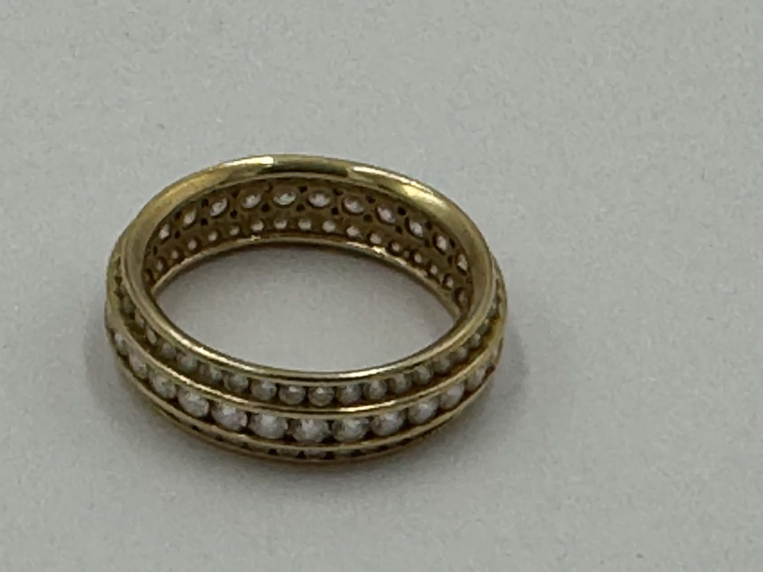 14K GOLD AND CZ RING, CHANNEL SET. 5.08 GRAMS: 14K GOLD AND CZ RING, CHANNEL SET. 5.08 GRAMS