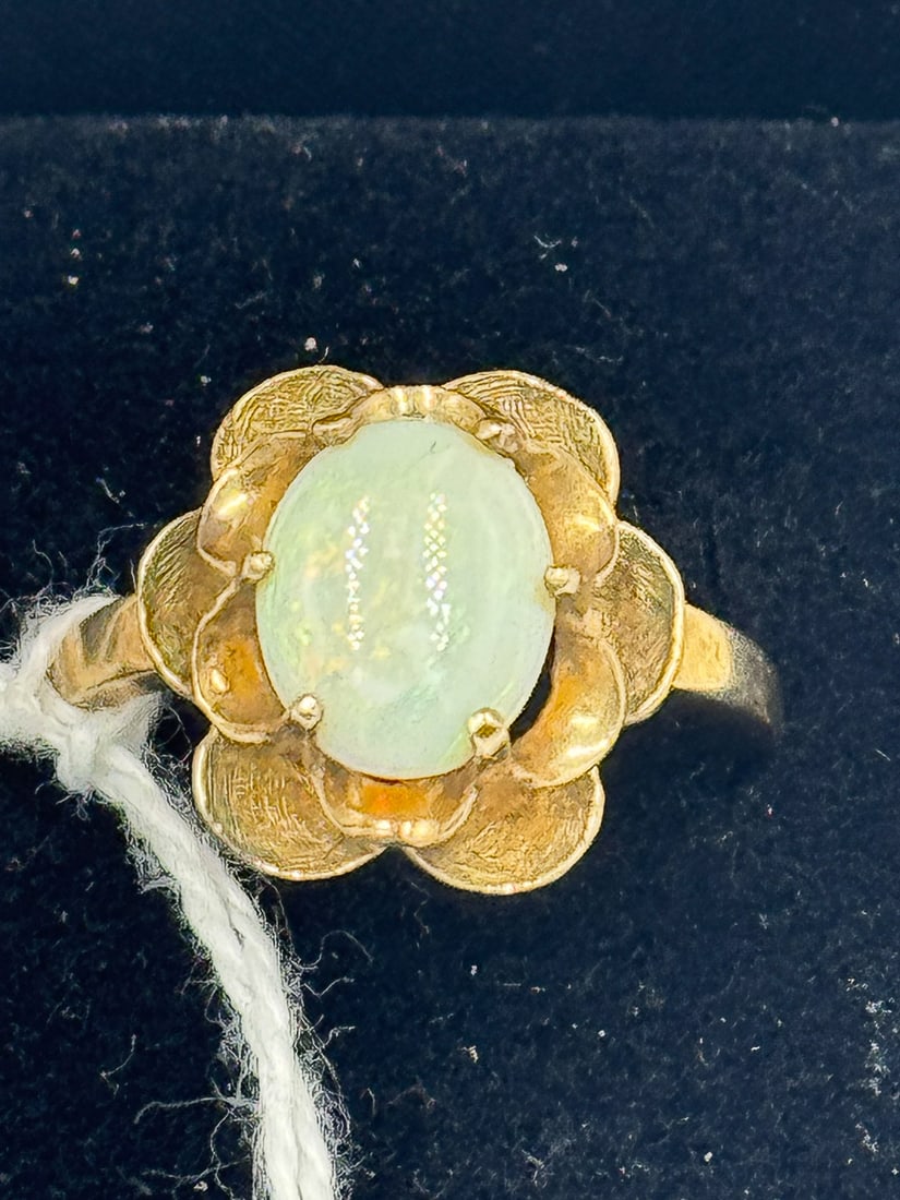 10K GOLD AND OPAL RING, 3.11 GRAMS: 10K GOLD AND OPAL RING, 3.11 GRAMS