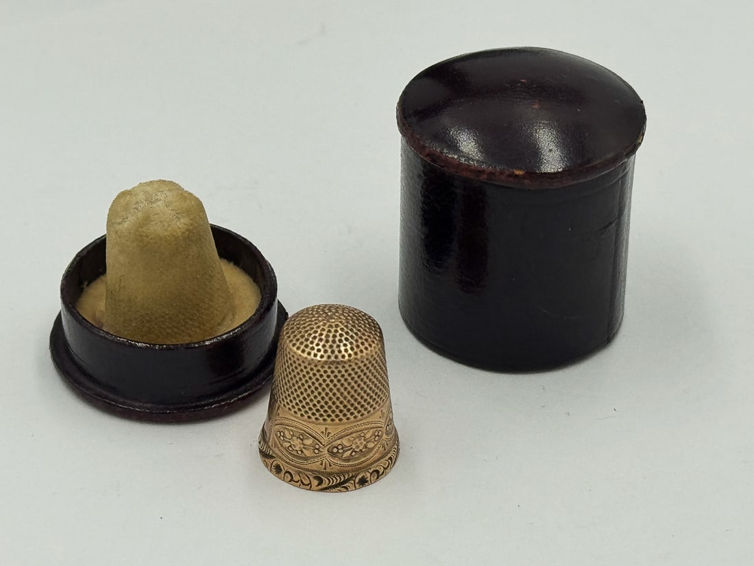 A 14K GOLD ANTIQUE THIMBLE W/ LEATHER CASE, 2.79 GRAMS (1 of 3)