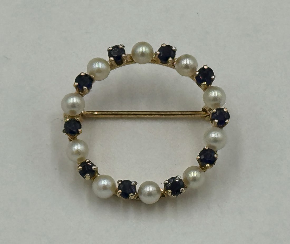 14K GOLD, PEARL AND SAPPHIRE PIN, 2.6 GRAMS: 14K GOLD, PEARL AND SAPPHIRE PIN, 2.6 GRAMS