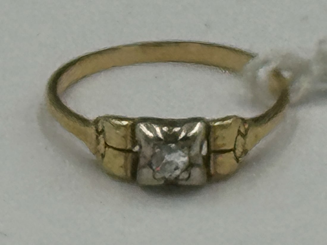 14K GOLD AND DIAMOND RING, 1.84 GRAMS: 14K GOLD AND DIAMOND RING, 1.84 GRAMS