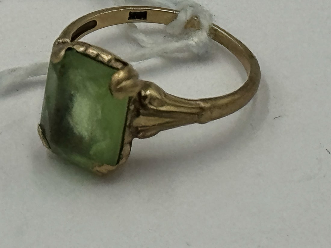 10K GOLD RING WITH PALE GREEN STONE, 1.91 GRAMS: 10K GOLD RING WITH PALE GREEN STONE, 1.91 GRAMS