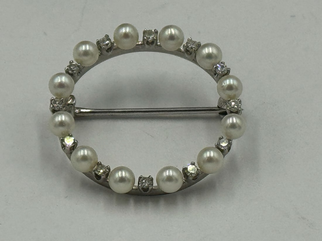 14K GOLD, PEARL, AND DIAMOND RING, 2.95 GRAMS: 14K GOLD, PEARL, AND DIAMOND RING, 2.95 GRAMS