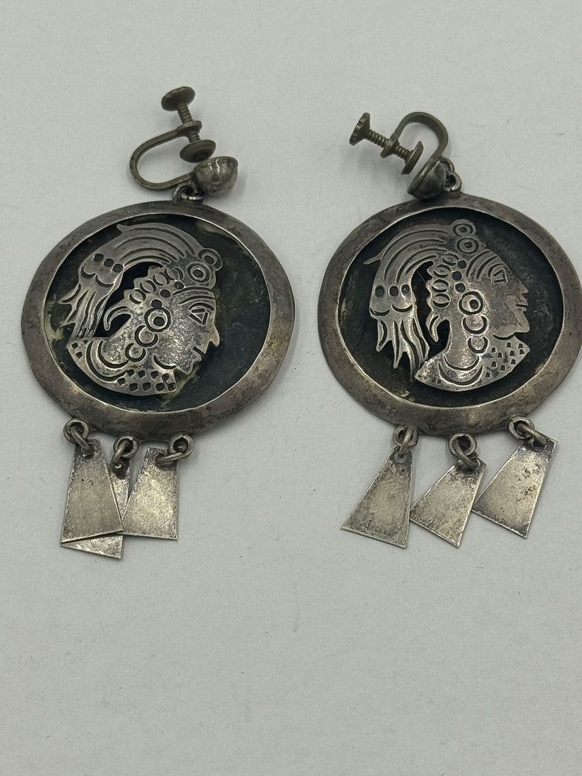 A PAIR OF LARGE MEXICAN SILVER EARRINGS, 16.27 GRAMS: A PAIR OF LARGE MEXICAN SILVER EARRINGS, 16.27 GRAMS