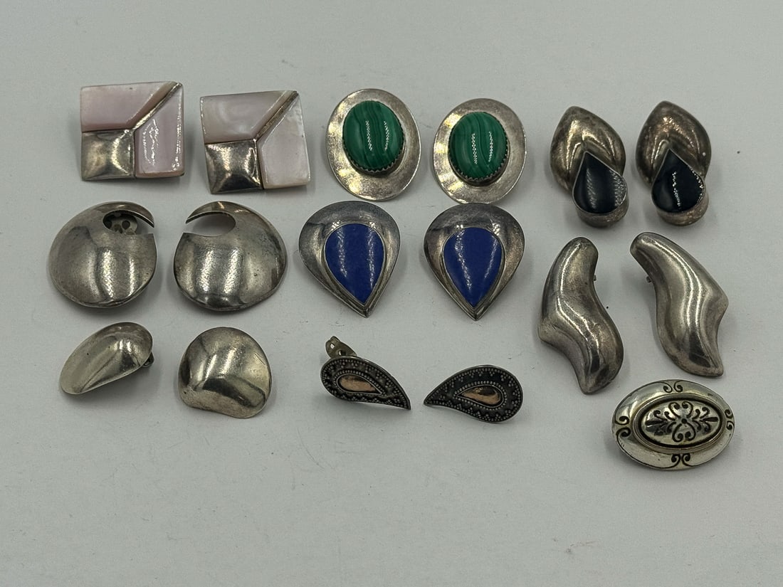 8 PAIRS VINTAGE MEXICAN SILVER AND DESIGNER EARRINGS, 97 GRAMS: 8 PAIRS VINTAGE MEXICAN SILVER AND DESIGNER EARRINGS, 97 GRAMS