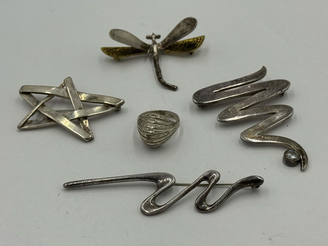 4 VINTAGE STERLING SILVER DESIGNER PINS, 52.45 GRAMS: 4 VINTAGE STERLING SILVER DESIGNER PINS, 52.45 GRAMS