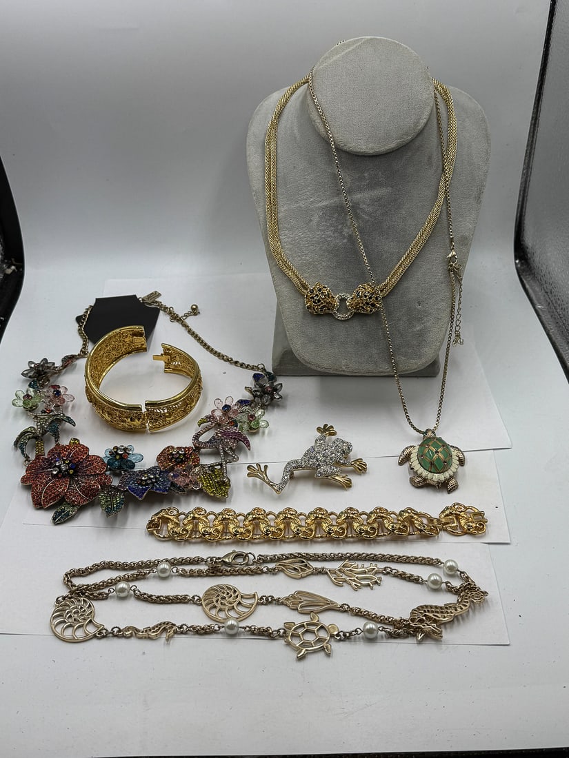 GOLD TONE AND GOLD FILLED BLING JEWELRY LOT: GOLD TONE AND GOLD FILLED BLING JEWELRY LOT