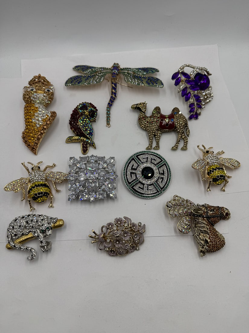LARGE LOT OF BIG FLASHY PINS: LARGE LOT OF BIG FLASHY PINS