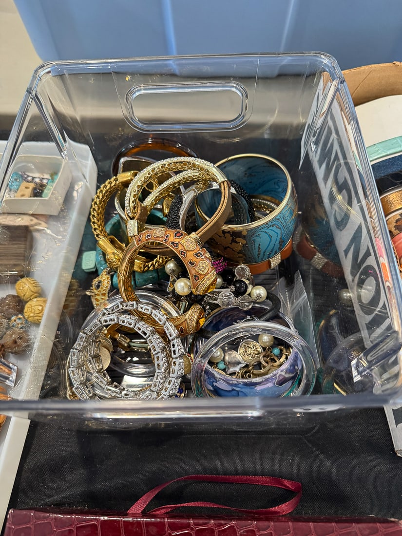 LOT OF COSTUME BANGLES: LOT OF COSTUME BANGLES