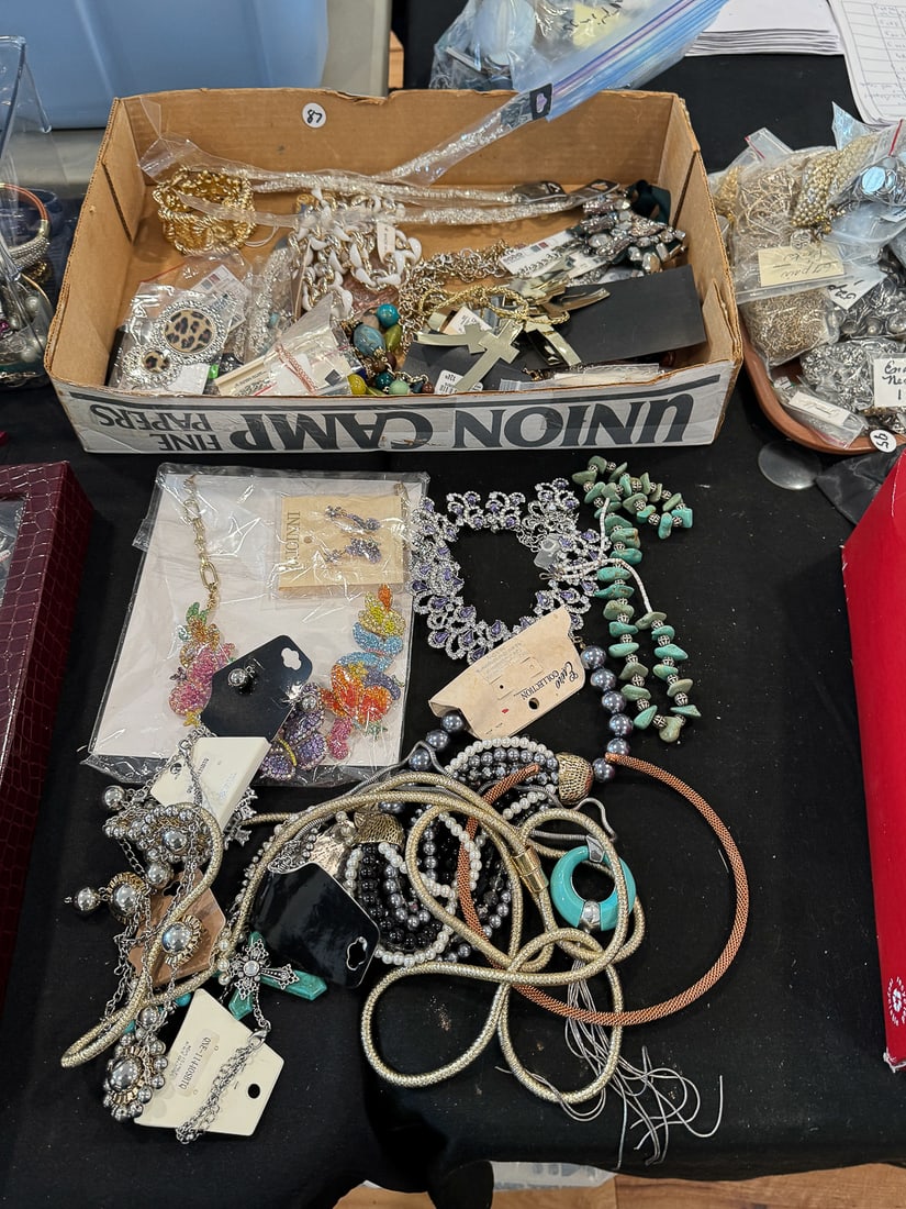 LARGE LOT COSTUME JEWELRY (1 of 3)