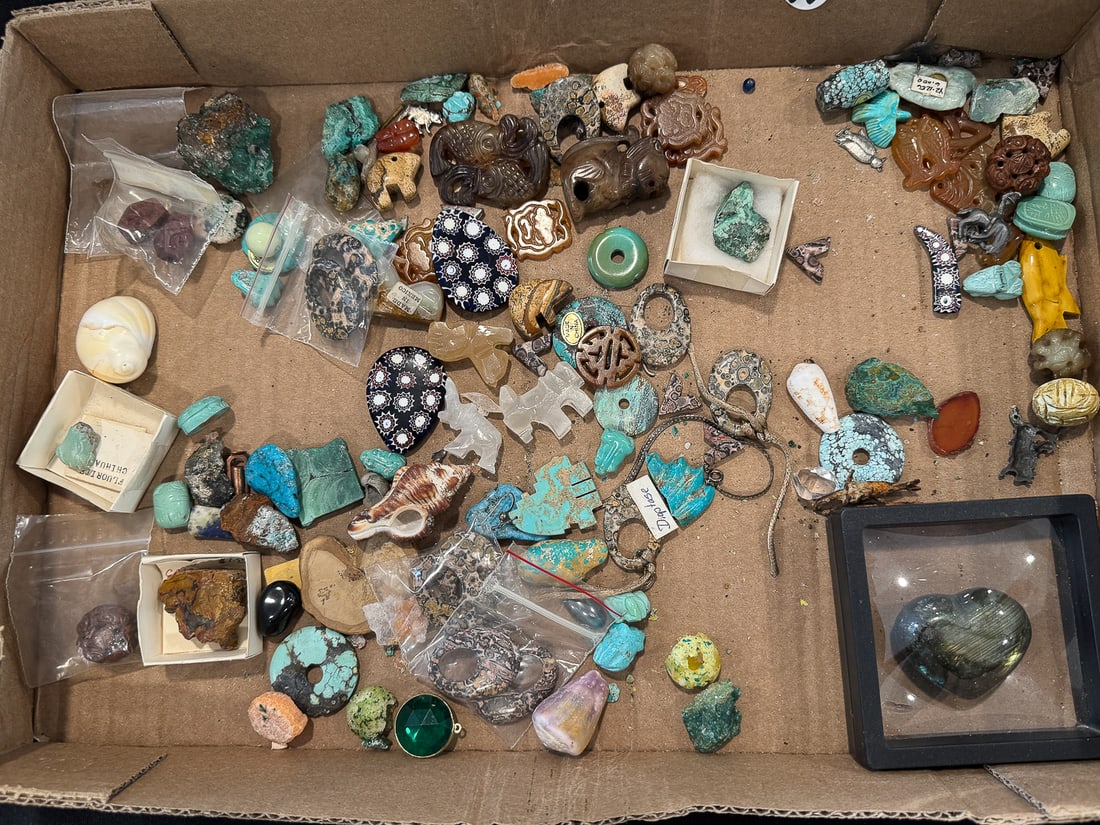 CARVED HARDSTONE LOT FOR JEWELRY MAKING: CARVED HARDSTONE LOT FOR JEWELRY MAKING