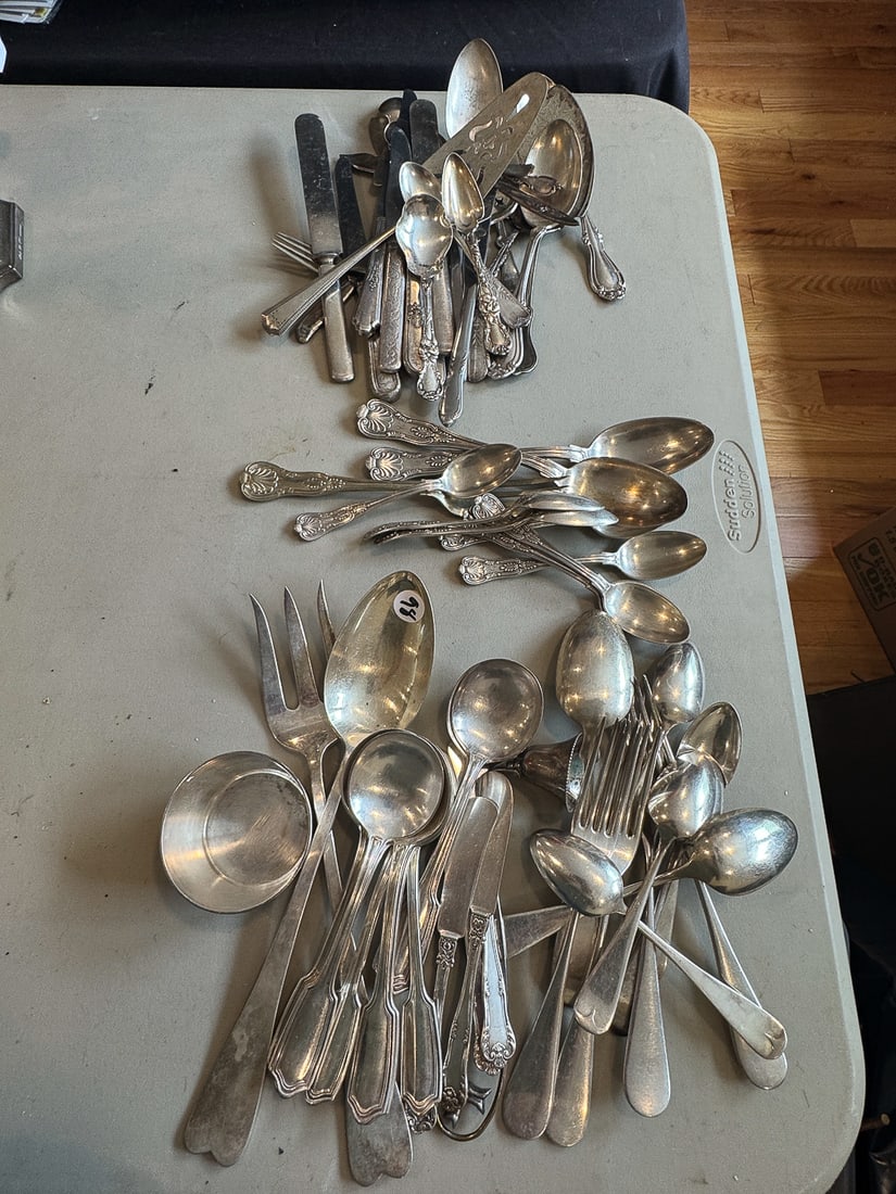 LARGE LOT OF SILVERPLATE FLATWARE (1 of 4)