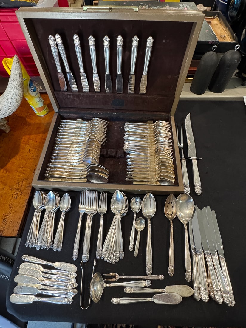 LARGE LOT OF HOLMES AND EDWARDS DEEP SILVER FLATWARE IN THE ACANTHUS PATTERN: LARGE LOT OF HOLMES AND EDWARDS DEEP SILVER FLATWARE IN THE ACANTHUS PATTERN