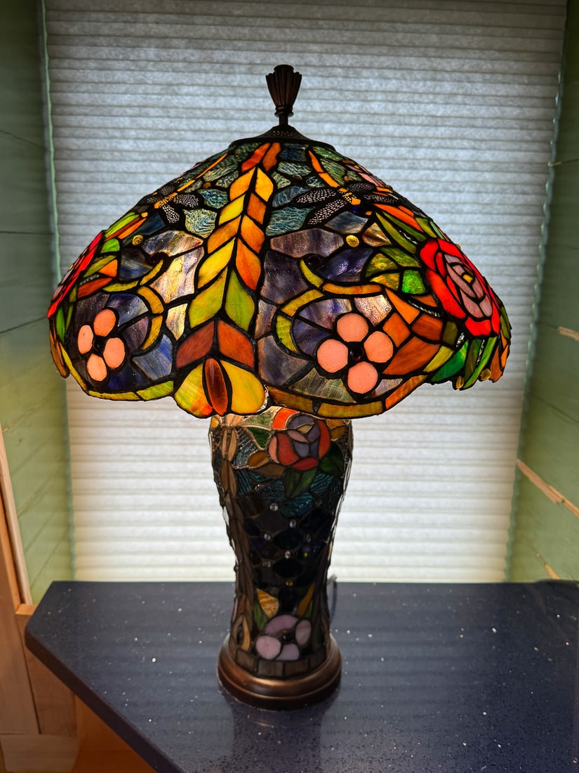 A PAIR OF TIFFANY STYLE LAMPS WITH STAINED GLASS BASES, 17" X 25": A PAIR OF TIFFANY STYLE LAMPS WITH STAINED GLASS BASES, 17" X 25"