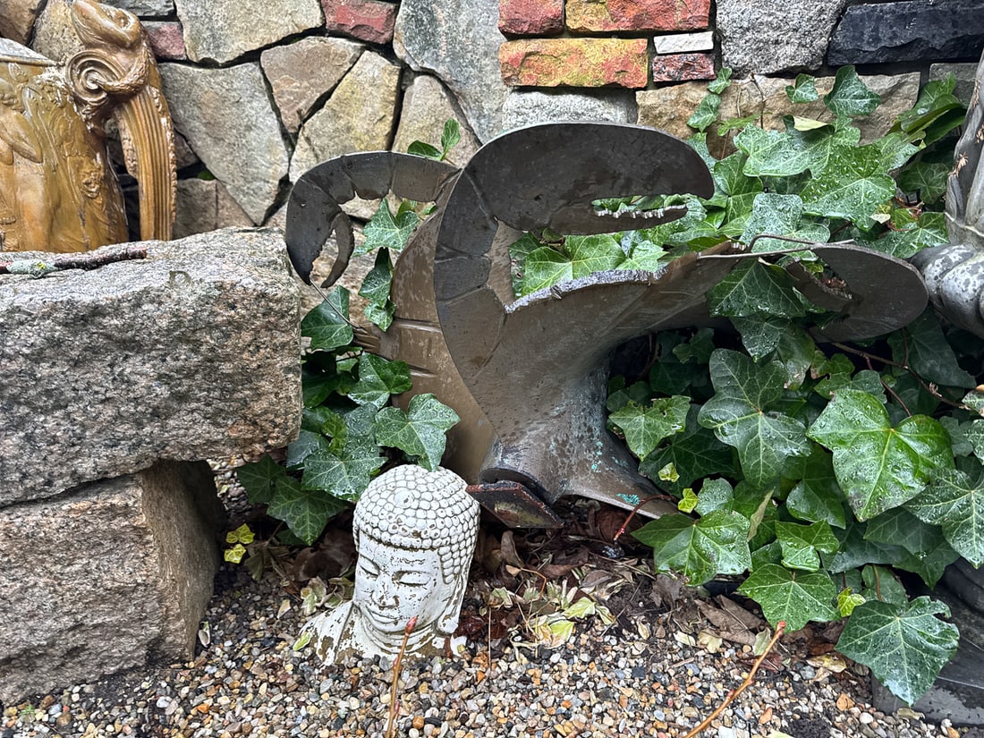 LARGE PROPELLER FASHIONED INTO LOBSTER CLAWS, 30" DIAMETER (1 of 2)