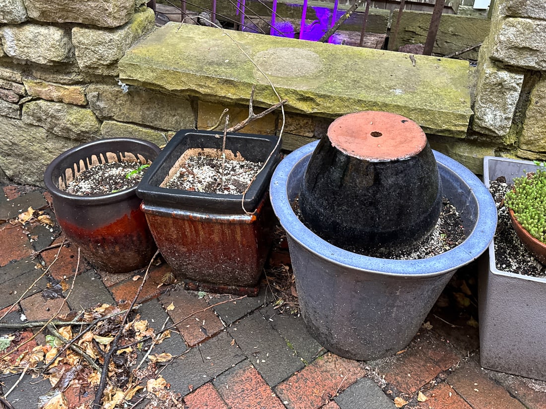 4 PLANTERS, 30" X 20" AND SMALLER: 4 PLANTERS, 30" X 20" AND SMALLER