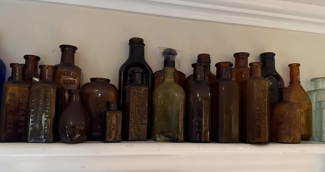ANTIQUE AMBER BOTTLE LOT, 9" AND SMALLER: ANTIQUE AMBER BOTTLE LOT, 9" AND SMALLER