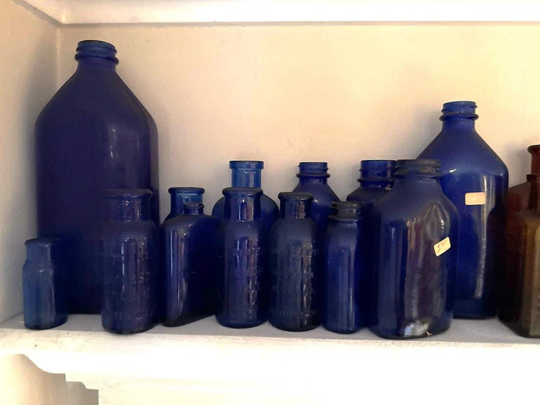 ANTIQUE COBALT BLUE BOTTLE LOT, 8.5" AND SMALLER: ANTIQUE COBALT BLUE BOTTLE LOT, 8.5" AND SMALLER