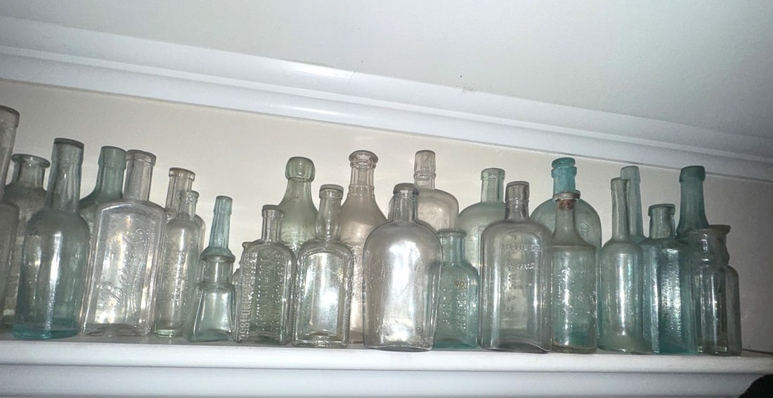 ANTIQUE CLEAR AND PALE BLUE BOTTLE LOT, 9" AND SMALLER: ANTIQUE CLEAR AND PALE BLUE BOTTLE LOT, 9" AND SMALLER