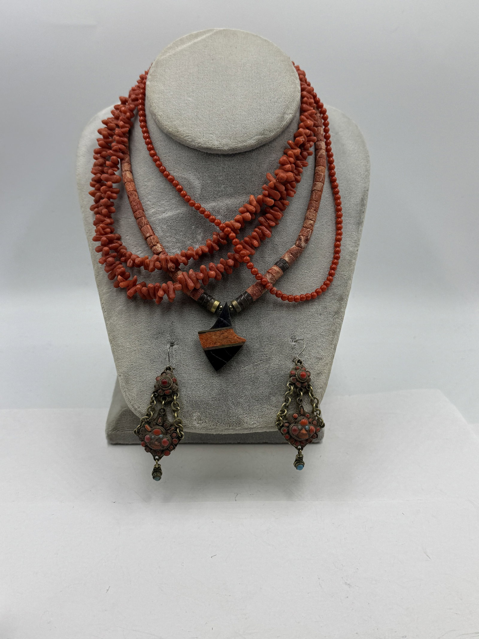 VINTAGE CORAL JEWELRY LOT: VINTAGE CORAL JEWELRY LOT