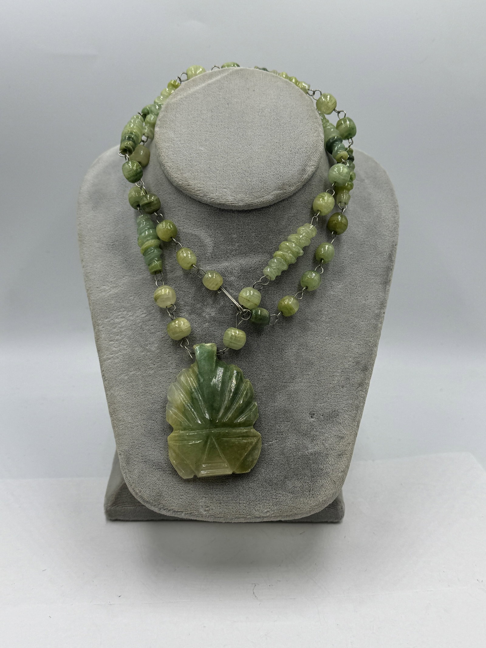 JADE CARVED STONE NECKLACE: JADE CARVED STONE NECKLACE