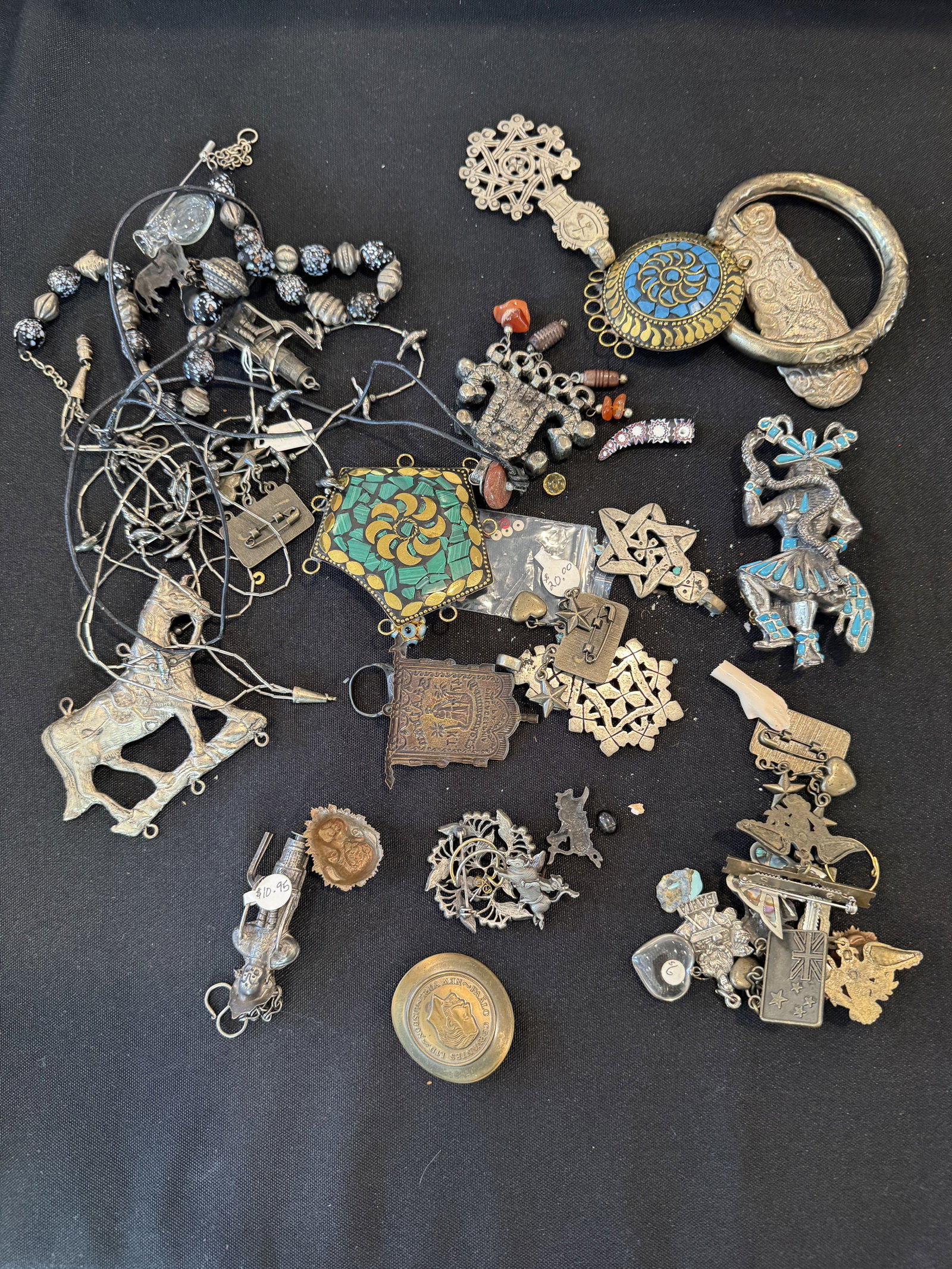 LOT OF DDECORATIVE JEWELRY ? (1 of 2)