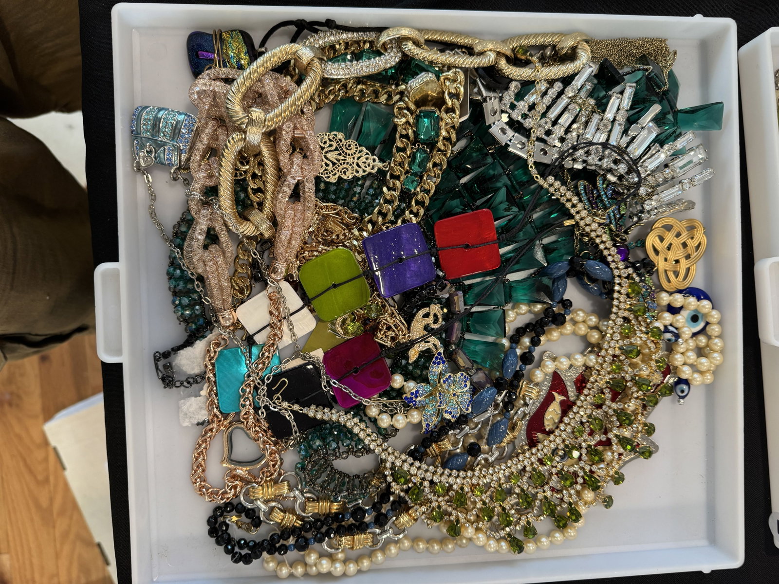 COSTUME JEWELRY LOT (1 of 4)