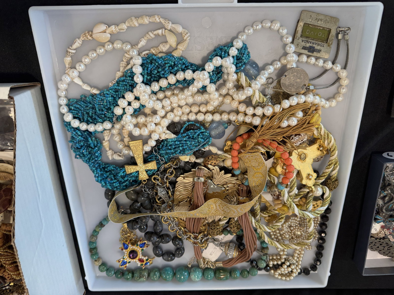 COSTUME JEWELRY LOT (1 of 4)