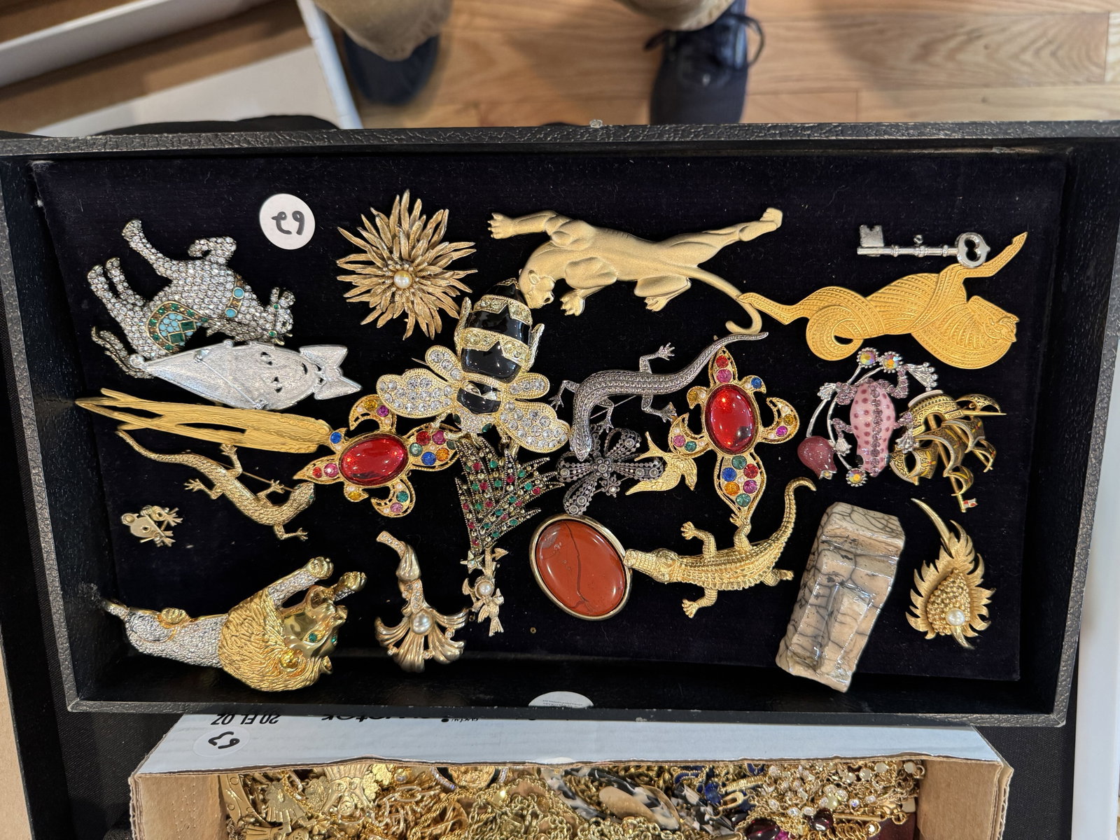 LOT OF COSTUME JEWELRY PINS (1 of 3)