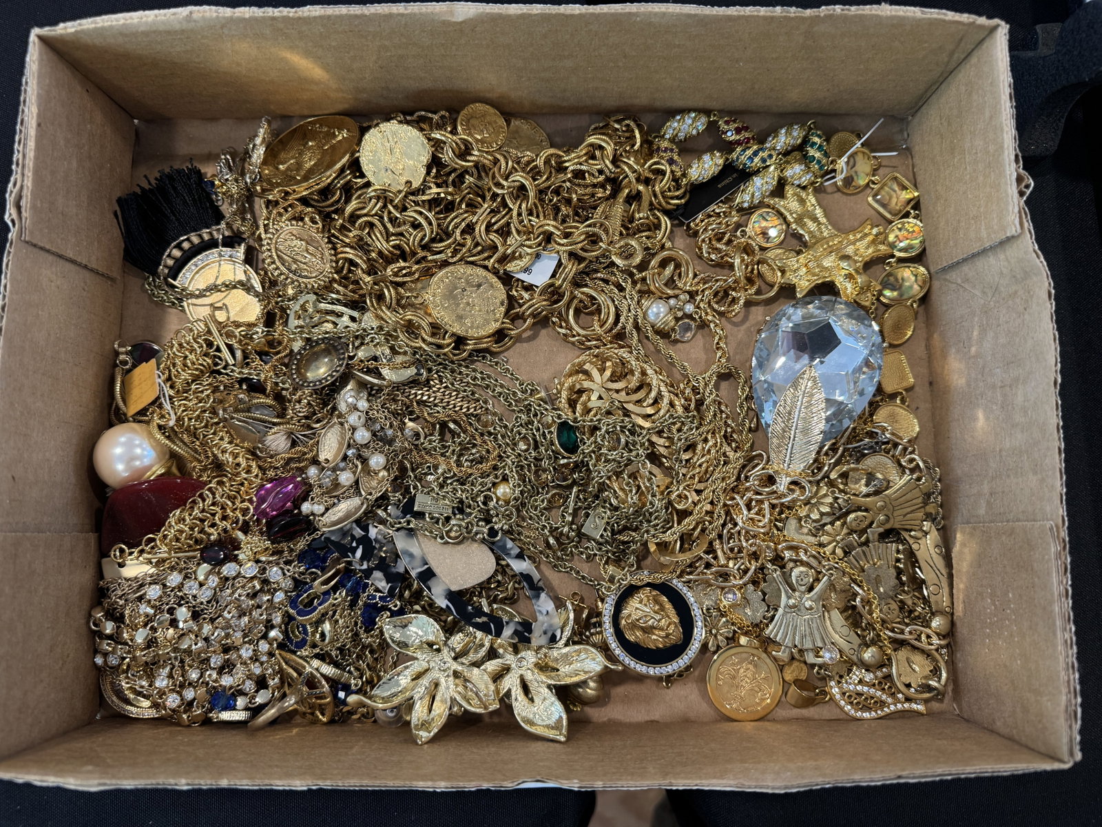 LARGE LOT GOLD TONE COSTUME JEWELRY (1 of 4)