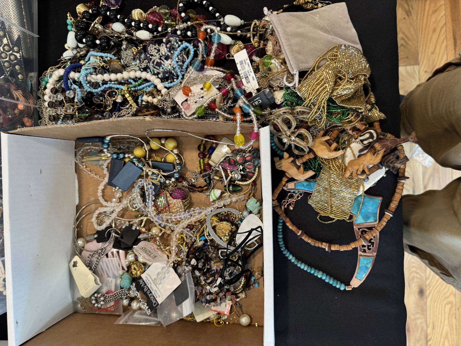 LARGE LOT COSTUME JEWELRY (1 of 7)