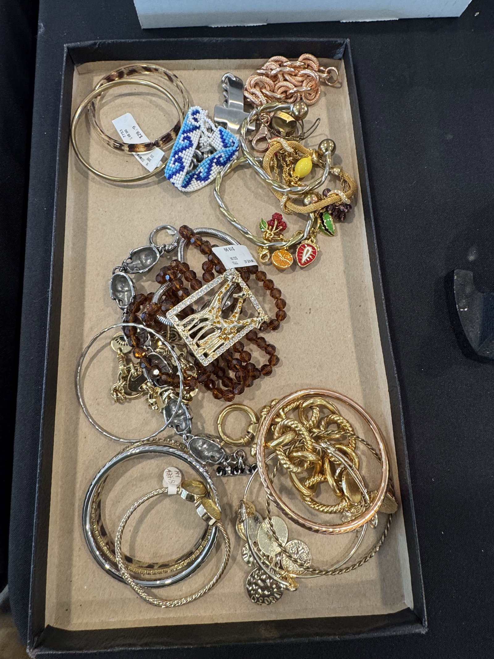 LOT OF COSTUME JEWELRY NECKLACES (1 of 5)