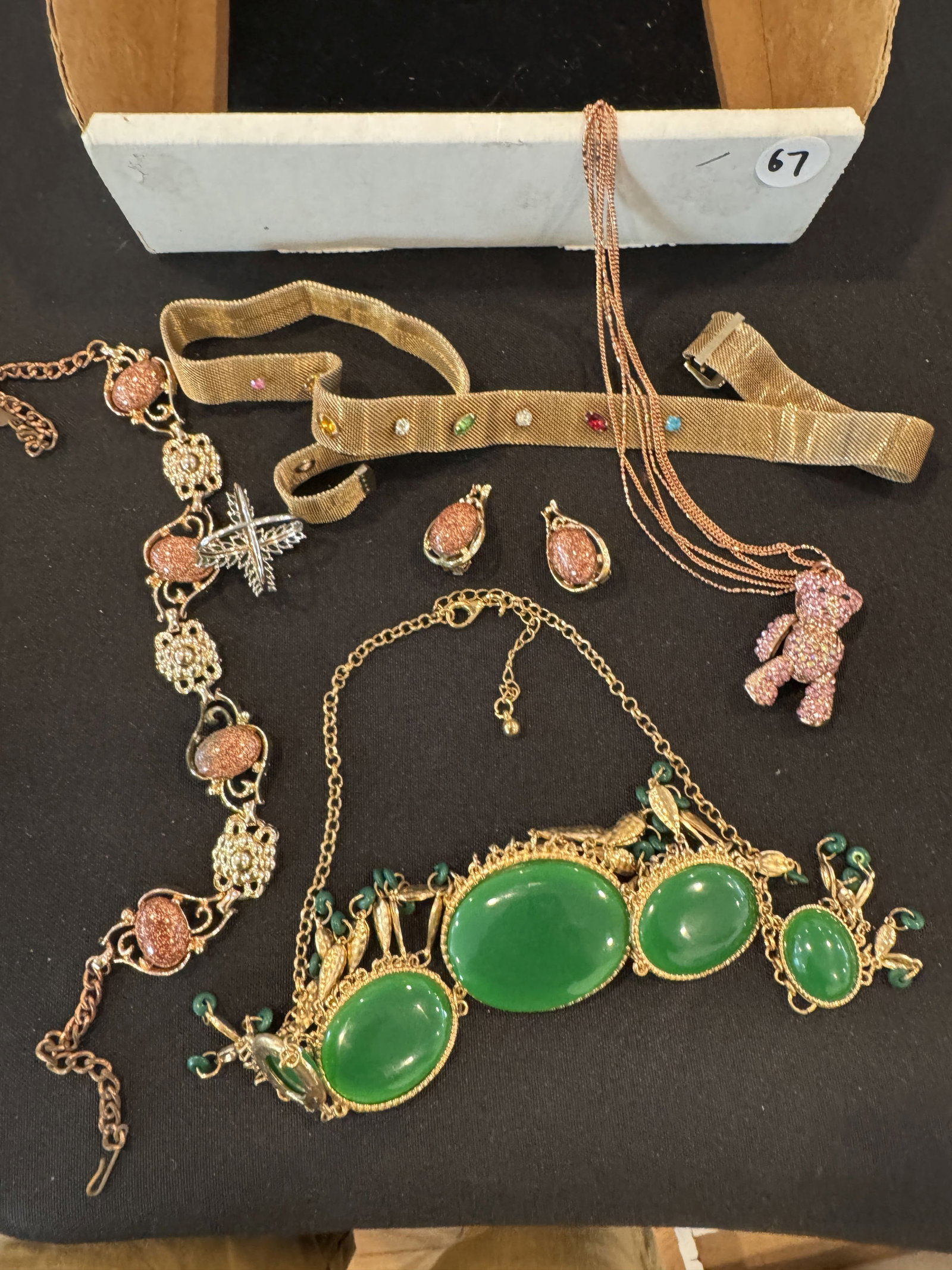 LOT OF GOLD TONE COSTUME JEWELRY: LOT OF GOLD TONE COSTUME JEWELRY