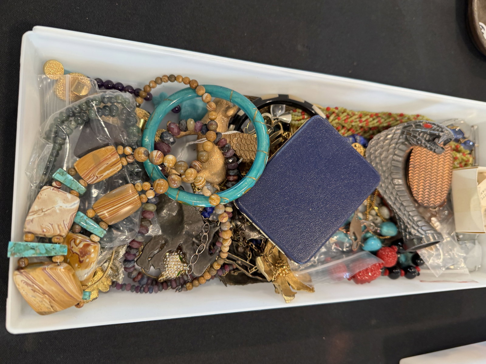 COSTUME JEWELRY LOT: COSTUME JEWELRY LOT