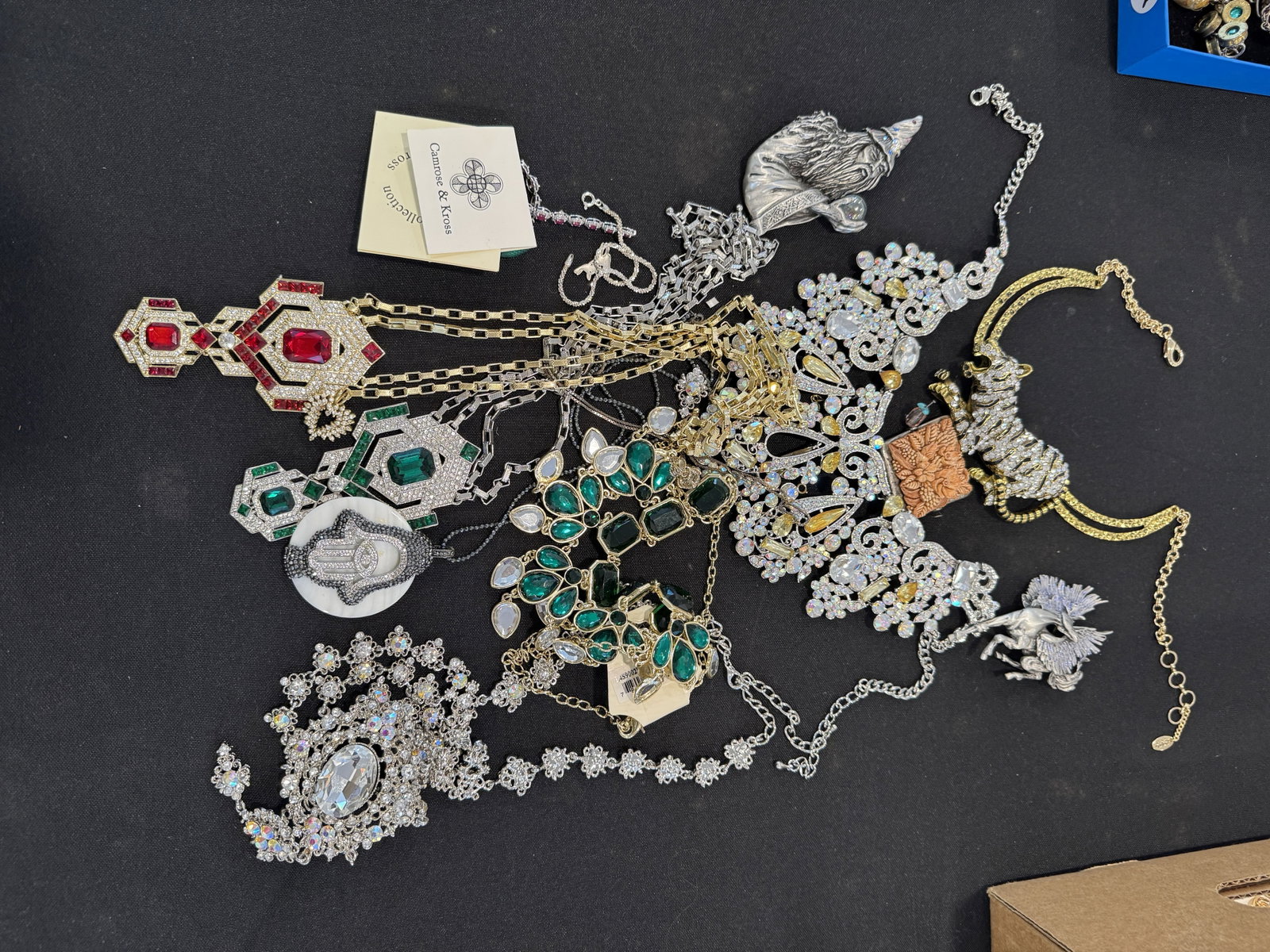 COSTUME JEWELRY LOT (1 of 7)