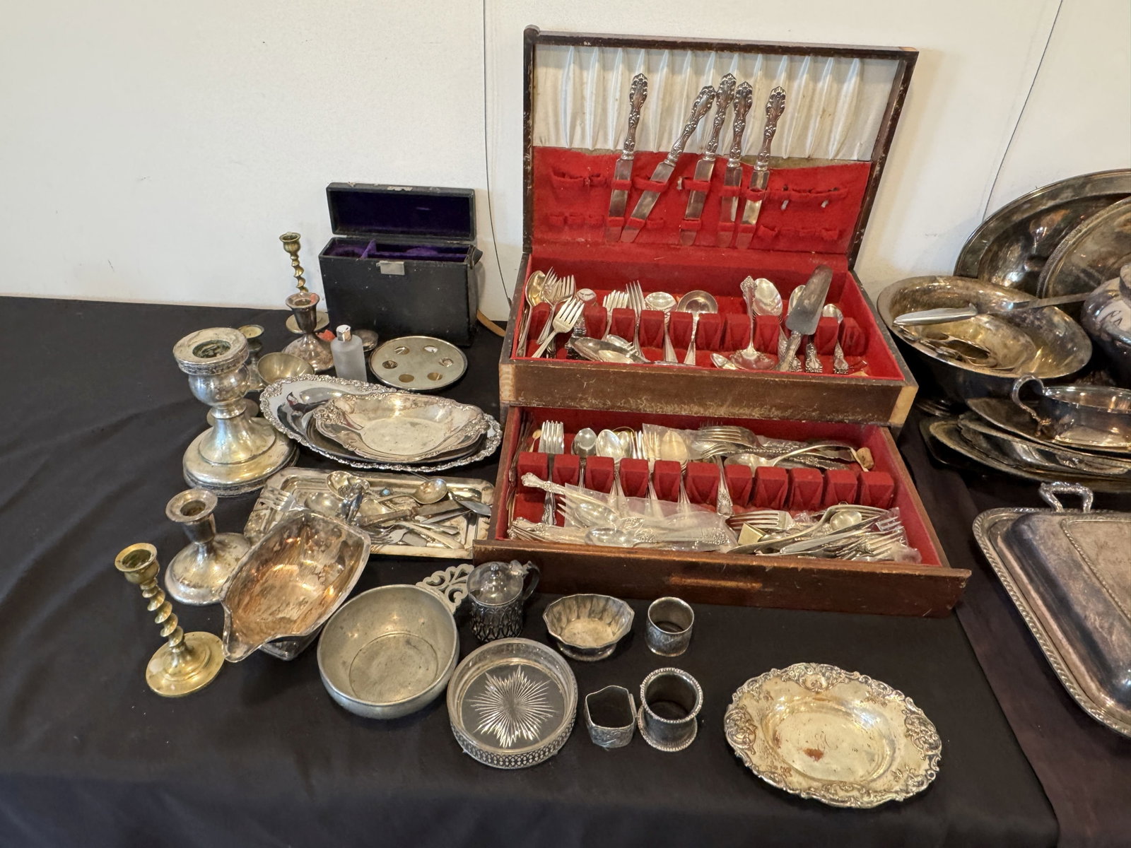LARGE LOT OF VICTORIAN SILVERPLATE FLATWARE AND SMALL SILVER PALTED TABLE PIECES (1 of 5)