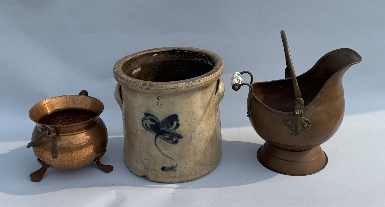 A 2 GALLON CROCK W/ STYLIZED FLOWER (1 of 7)